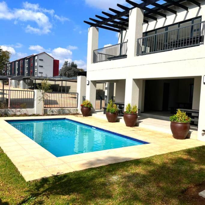 Stylish Executive Apartment With Power Backup Johannesburg Exterior photo