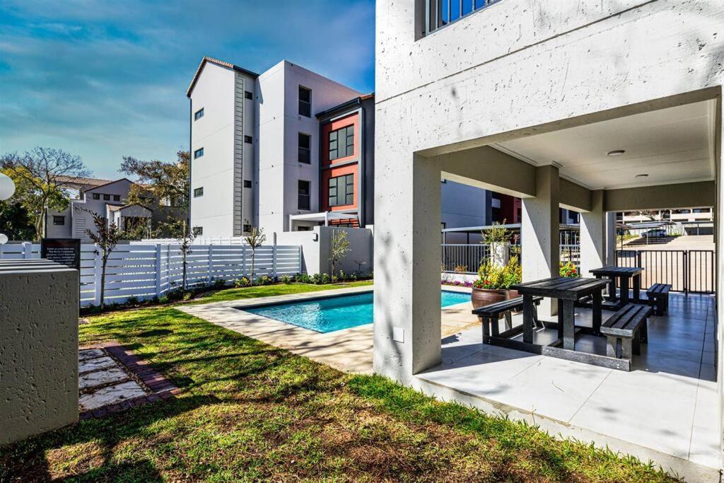 Stylish Executive Apartment With Power Backup Johannesburg Exterior photo