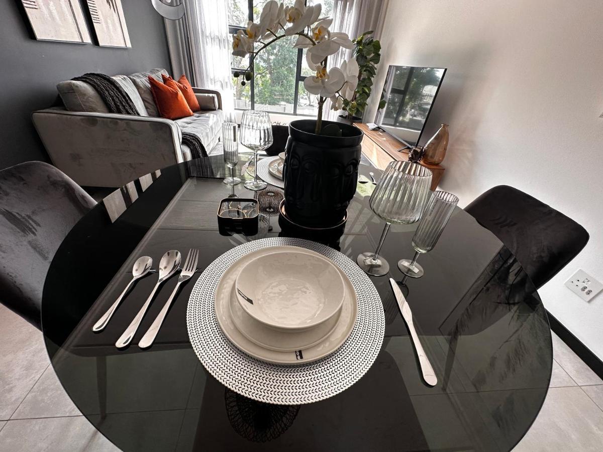 Stylish Executive Apartment With Power Backup Johannesburg Exterior photo