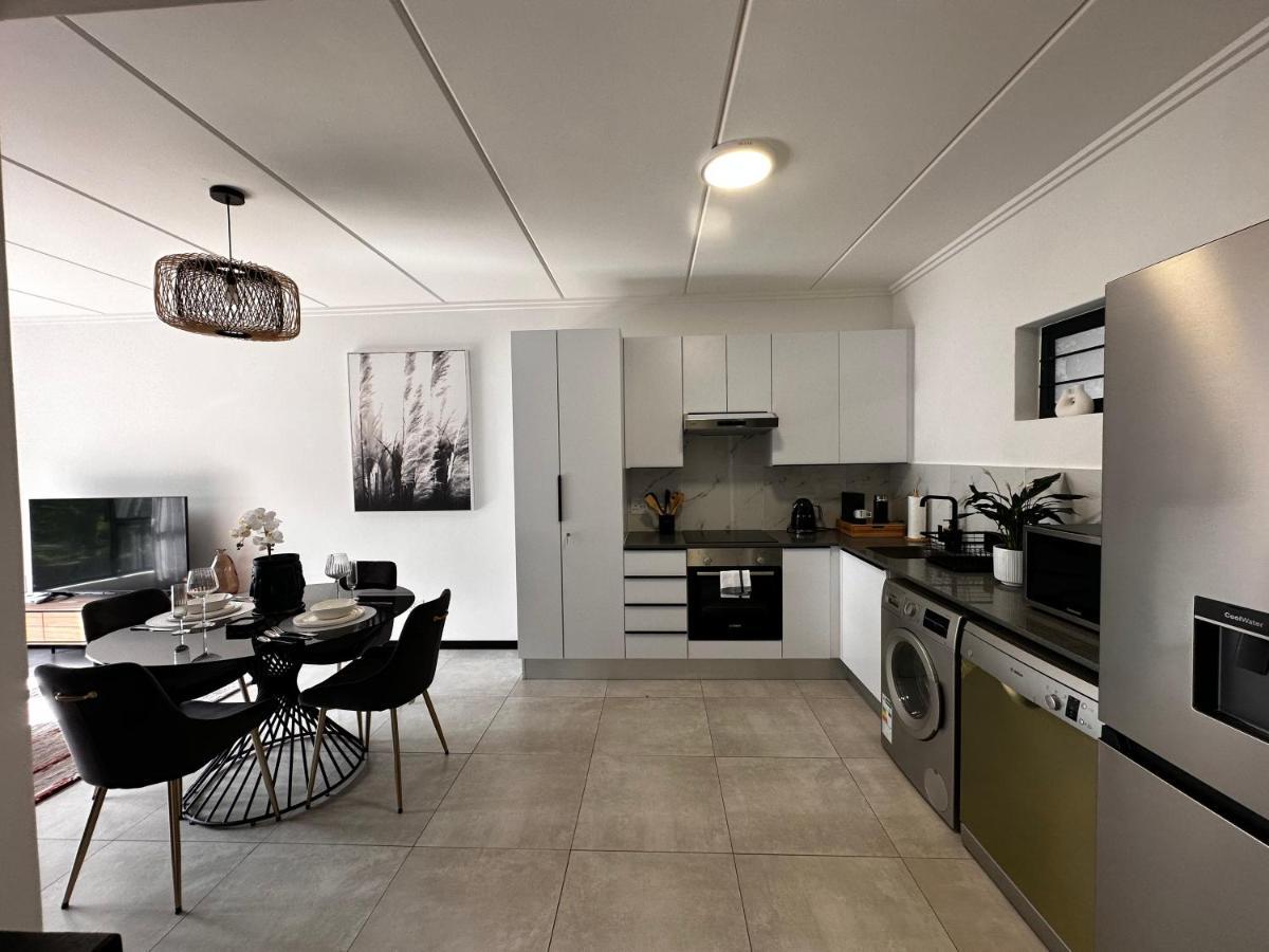 Stylish Executive Apartment With Power Backup Johannesburg Exterior photo
