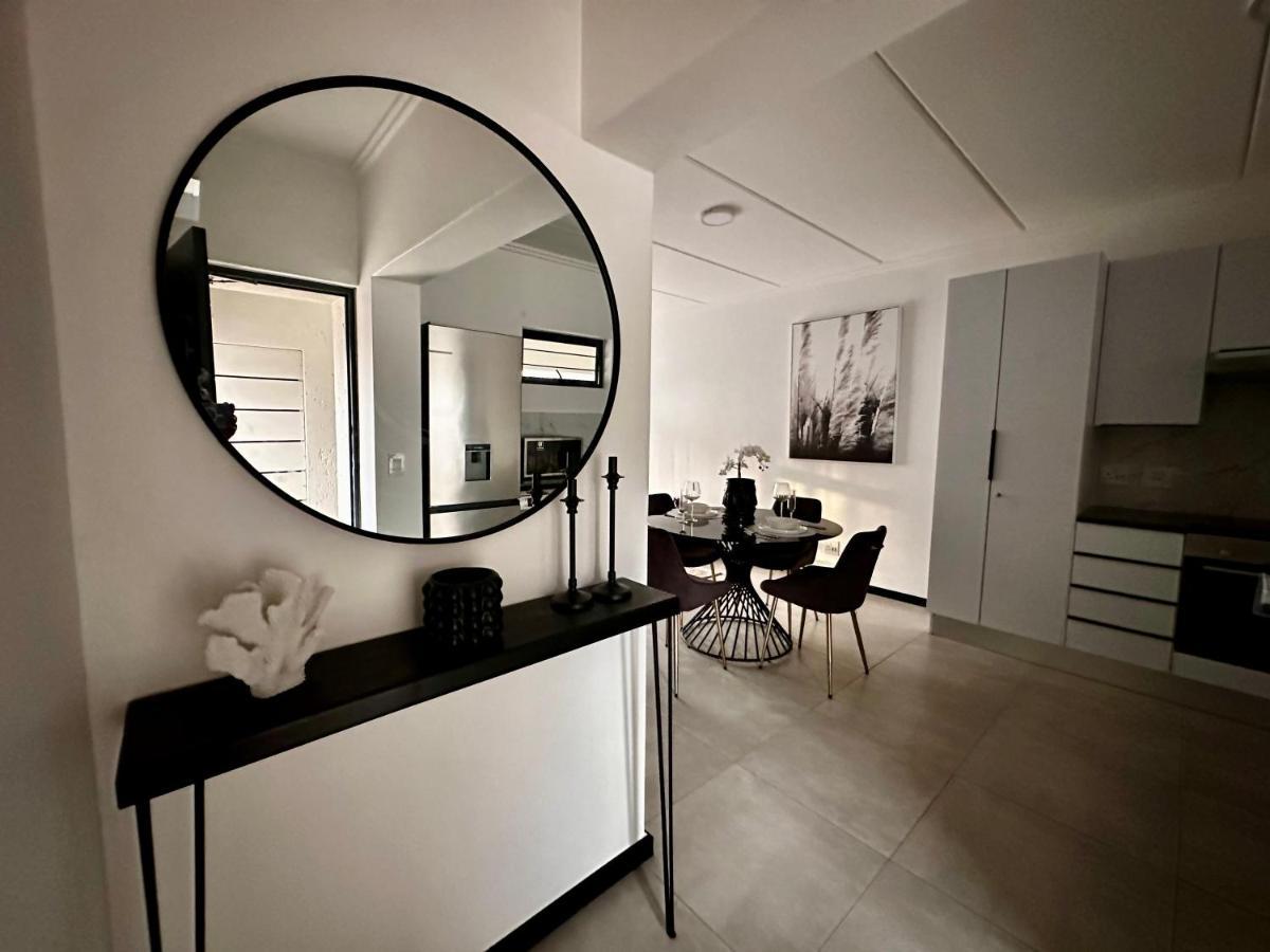 Stylish Executive Apartment With Power Backup Johannesburg Exterior photo
