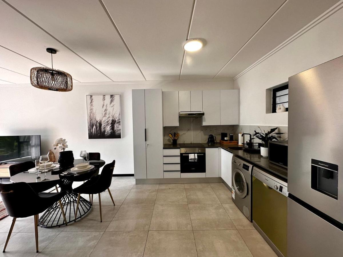 Stylish Executive Apartment With Power Backup Johannesburg Exterior photo