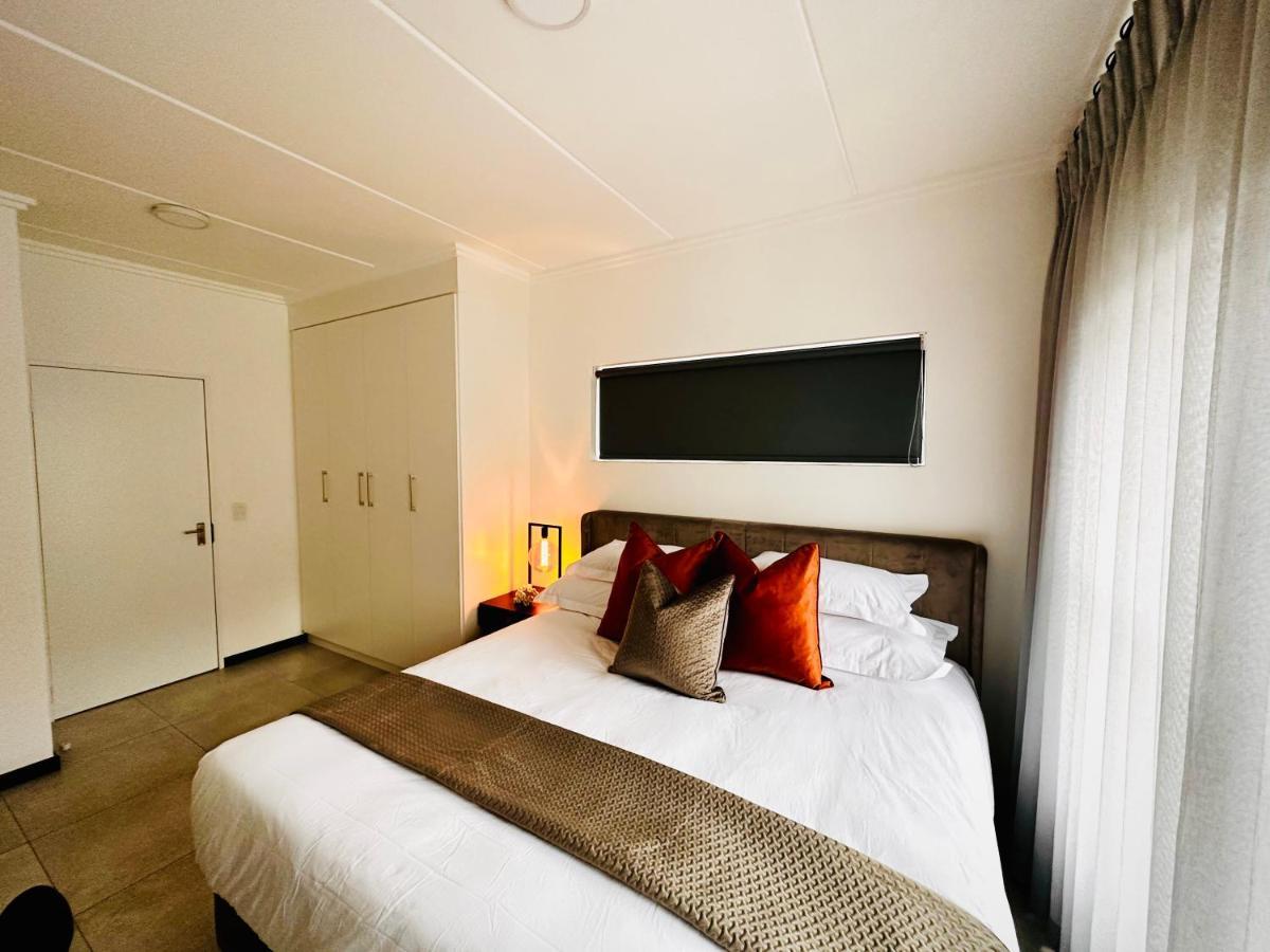 Stylish Executive Apartment With Power Backup Johannesburg Exterior photo