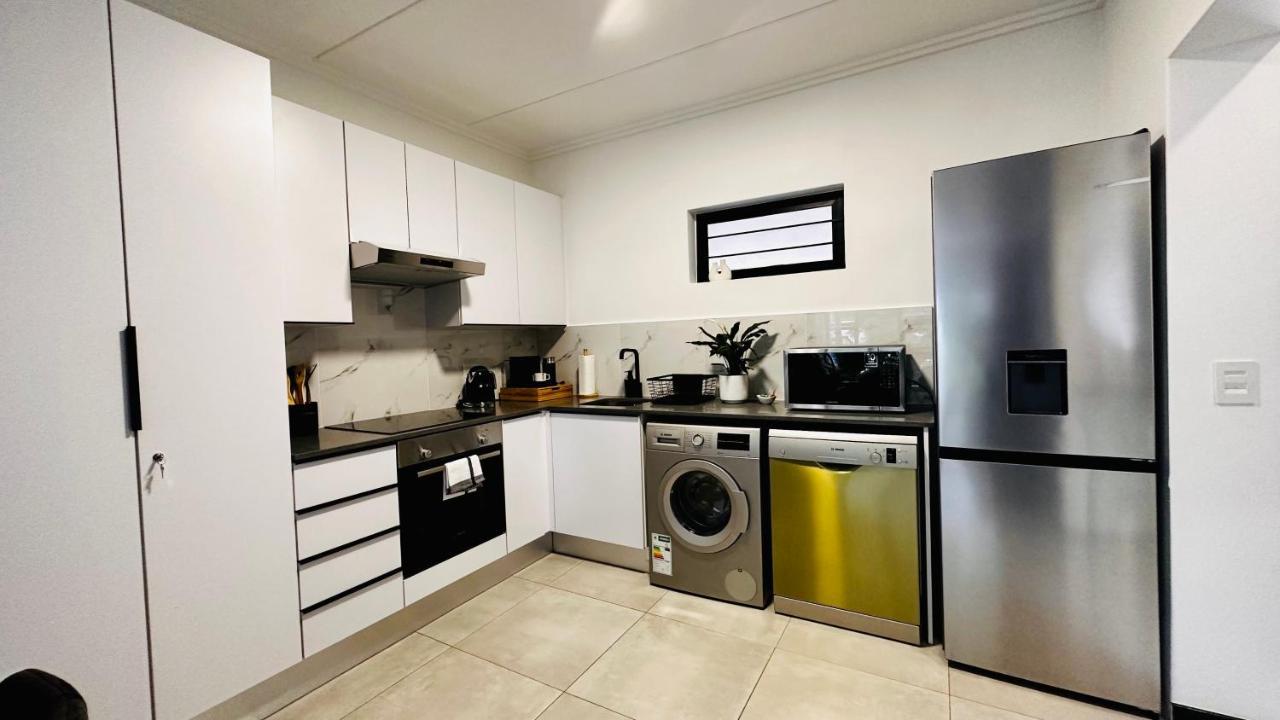 Stylish Executive Apartment With Power Backup Johannesburg Exterior photo
