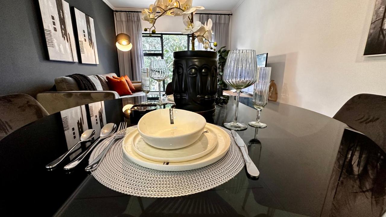 Stylish Executive Apartment With Power Backup Johannesburg Exterior photo