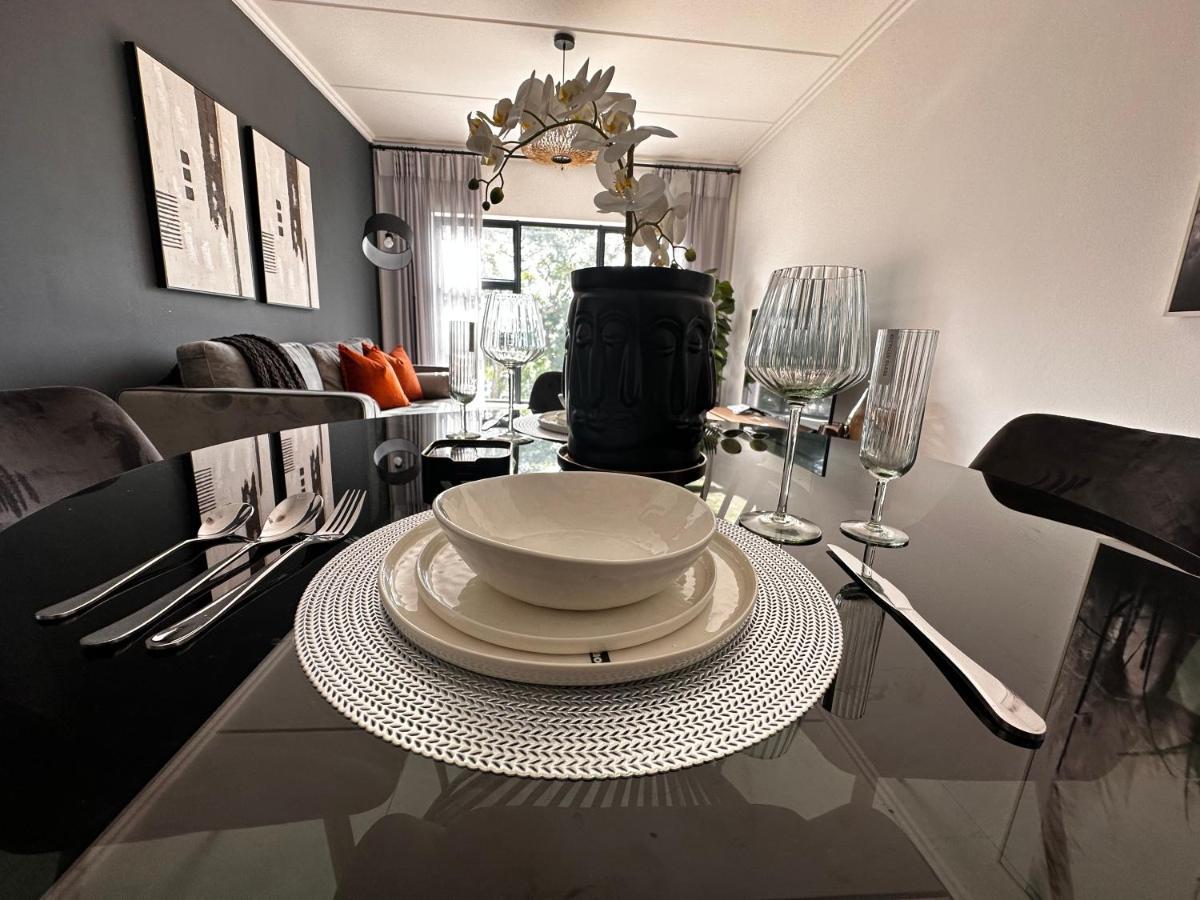 Stylish Executive Apartment With Power Backup Johannesburg Exterior photo